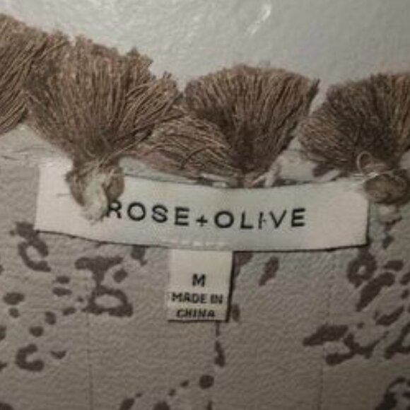 Rose + Olive Tunic Blouse Size Medium - Picture 8 of 14